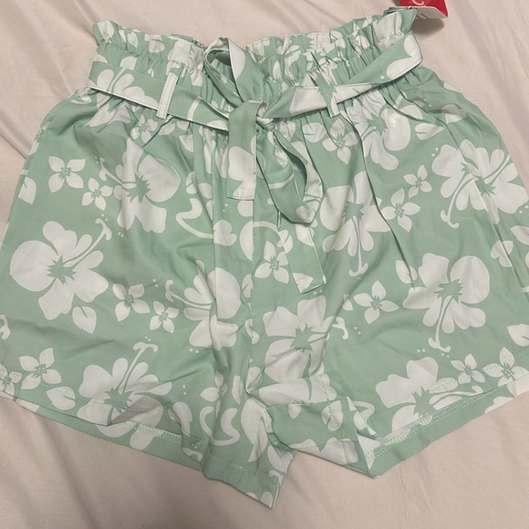 3/$15 NWT Green floral shorts medium - Picture 5 of 5